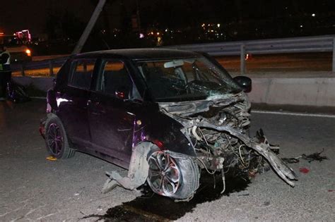 İzmirde aydınlatma diğerine çarpan otomobil devrildi 1 ölü